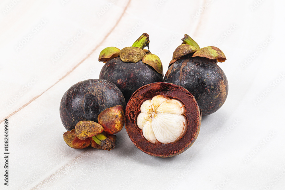 Fototapeta premium Sweet purple organic tropical mangosteen