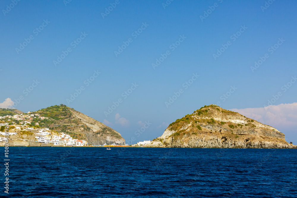 Fototapeta premium Isola di Ischia. Forio, Ischia ponte e il porto, un mare e un paesaggio marino nella provincia di Napoli.