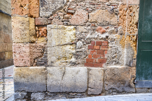 Obraz na płótnie detail of an ancient wall built with many stone types in Tarragona w salonie