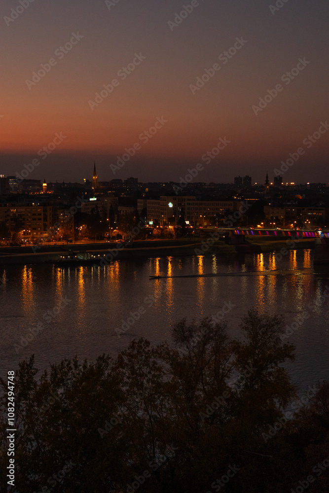 Obraz premium Panorama of Novisad on the Danube after the red sunset