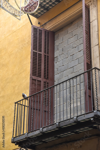 Obraz na płótnie Balcony with a window that has been sealed with a wall of concrete bricks w salonie