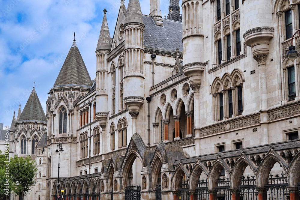 Obraz premium Ornate Victorian gothic architecture of the Royal Courts of Justice in London