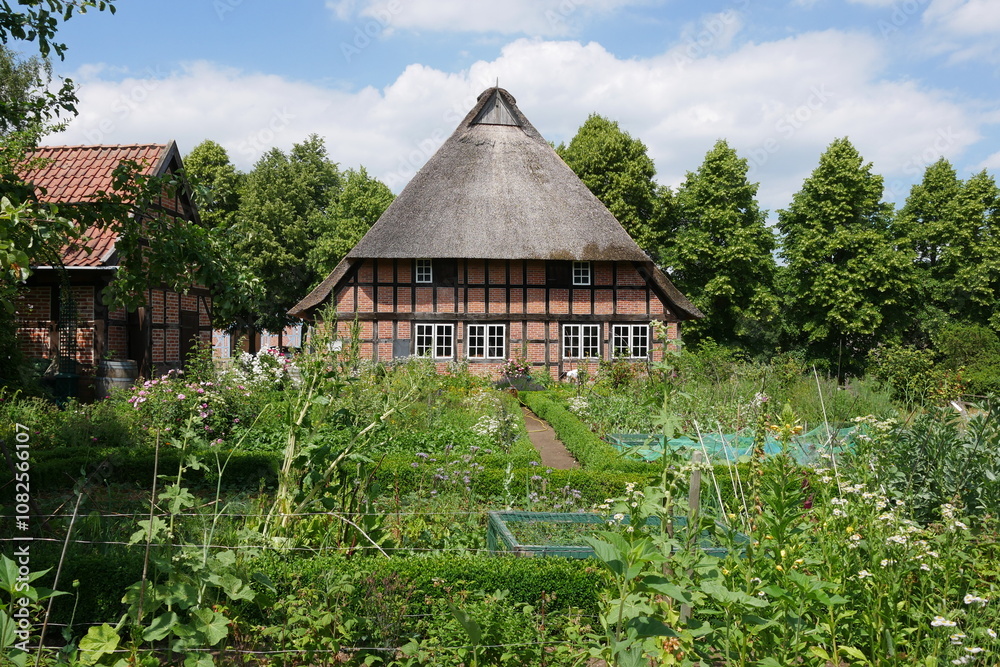 Bauernhaus und Bauerngarten im Freilichtmuseum Molfsee in Schleswig-Holstein Bauernhaus und Bauerngarten im Freilichtmuseum Molfsee in Schleswig-Holstein
