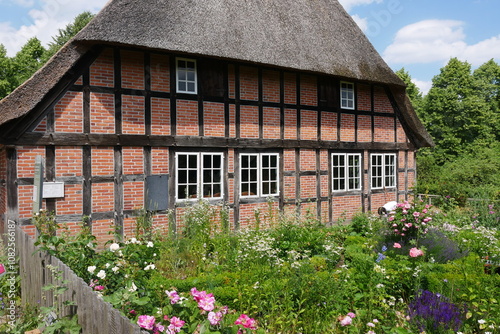 Bauernhaus und Bauerngarten im Freilichtmuseum Molfsee in Schleswig-Holstein