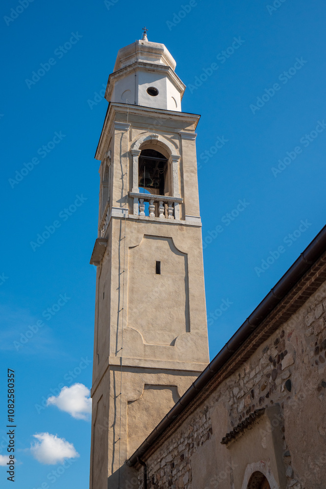 Glockenturm der romanischen Pfarrkirche San Nicolò in Lazise, Provinz Verona, Region Venetien, Italien Glockenturm der romanischen Pfarrkirche San Nicolò in Lazise, Provinz Verona, Region Venetien, Italien