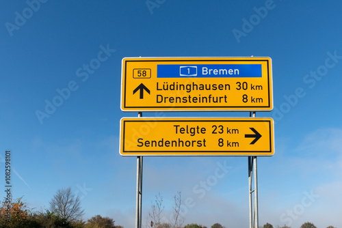 Verkehrszeichen auf Bundesstraße B58 auf der Höhe Landstraße L811 in Richtung Drensteinfurt photo