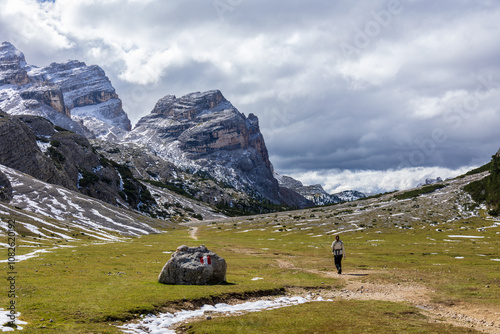 Obraz na płótnie Autumn trekking in Alta Badia w salonie