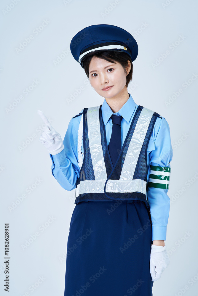 警備員・警察の制服を着た女性