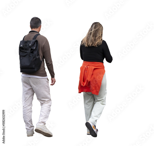 Jeune couple vu de dos, ils se promènent tranquillement , c'est l'automne, la femme consulte son téléphone portable, l'homme tient un sac à dos de couleur noire, fond transparent 