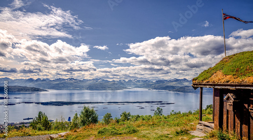 Panoramablick vom Gipfel des Varden über die Fjorde von Molde. Rechts ist noch eine norwegische Berghütte zu erkennen