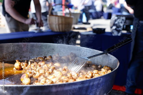 große Pfanne mit Champignons auf einem Volksfest photo