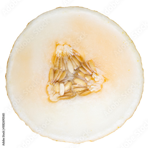 Sezione di Melone giallo, melone invernale, Cucumis melo, Inodorus, Cucurbitacee, Canary melon tagliato a metà con semi visibili all'interno di una sezione triangolare