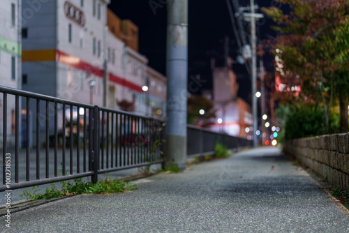 誰もいない夜の路地裏の風景