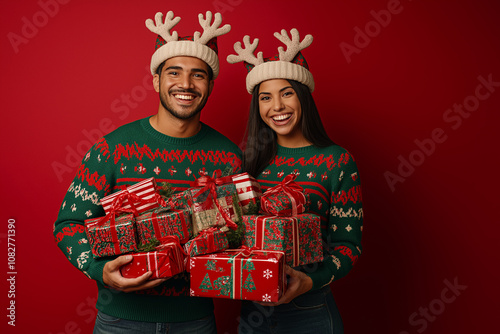 Felicidad Compartida: Una Pareja Hispana con Suéteres y Regalos Navideños en Fondo Rojo Celebrando la Festividad con Amor.