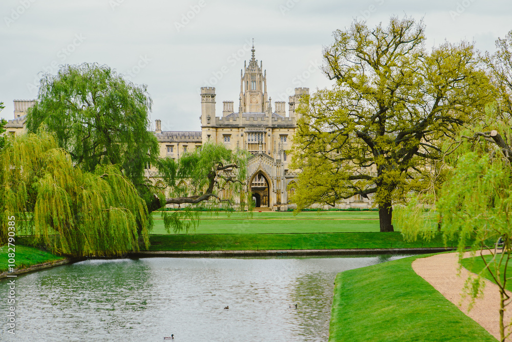 Obraz premium Photos of Oxford's enchanting small canals featuring picturesque boating scenes in classic wooden canoes. These images capture the serene beauty of Oxford’s waterways and landscape