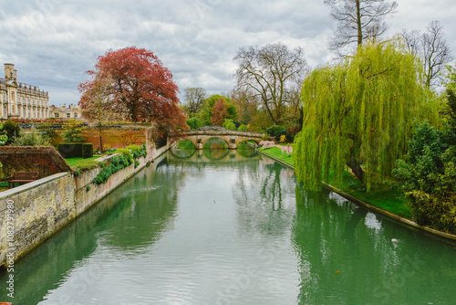 Billede på lærred Photos of Oxford's enchanting small canals featuring picturesque boating scenes in classic wooden canoes