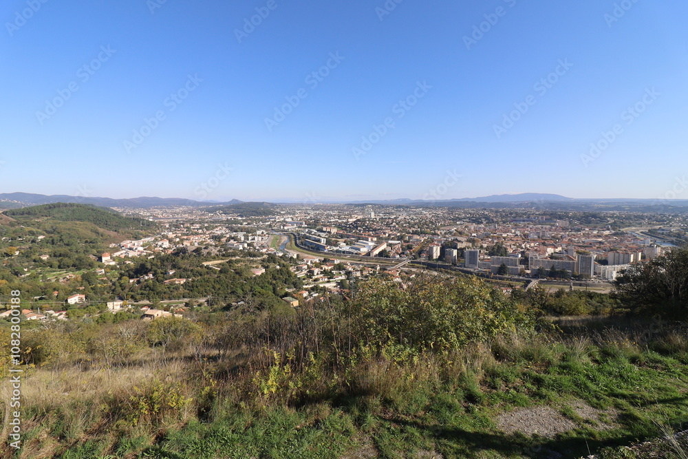 Vue d'ensemble de la ville depuis la colline de l'Ermitage, ville de Alès, département du Gard, France