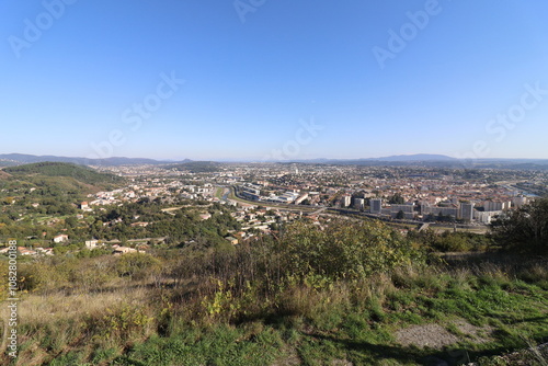 Obraz na płótnie Vue d'ensemble de la ville depuis la colline de l'Ermitage, ville de Alès, département du Gard, France w salonie