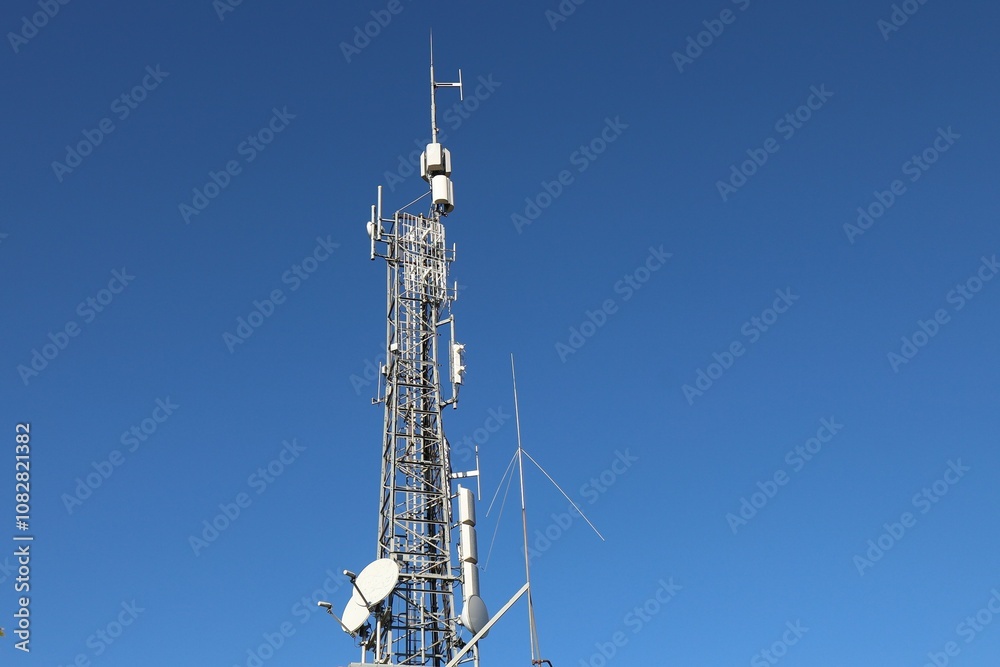 Antenne relais de télévision, antenne TNT sur la colline de l'Ermitage, ville de Alès, département du Gard, France Antenne relais de télévision, antenne TNT sur la colline de l'Ermitage, ville de Alès, département du Gard, France