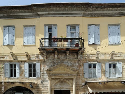 Vieilles demeures dans la rue d'Arkadi dans la vieille ville de Réthymnon en Crète