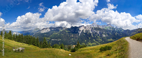 Panorama einer Berglandschaft mit blauem Himmel und Wolken