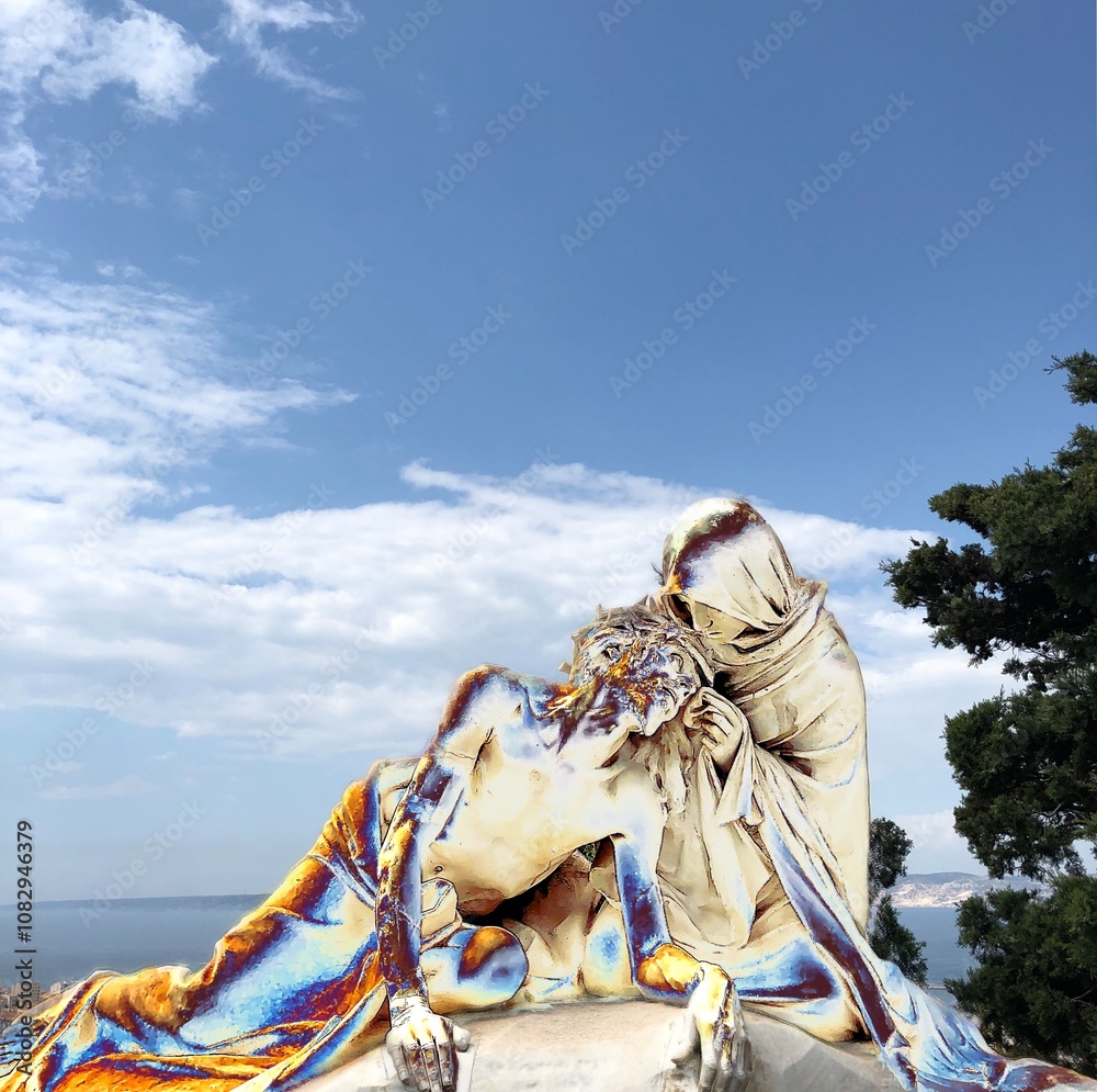 Fototapeta premium Statue in Marseille, Sacré-Coeur