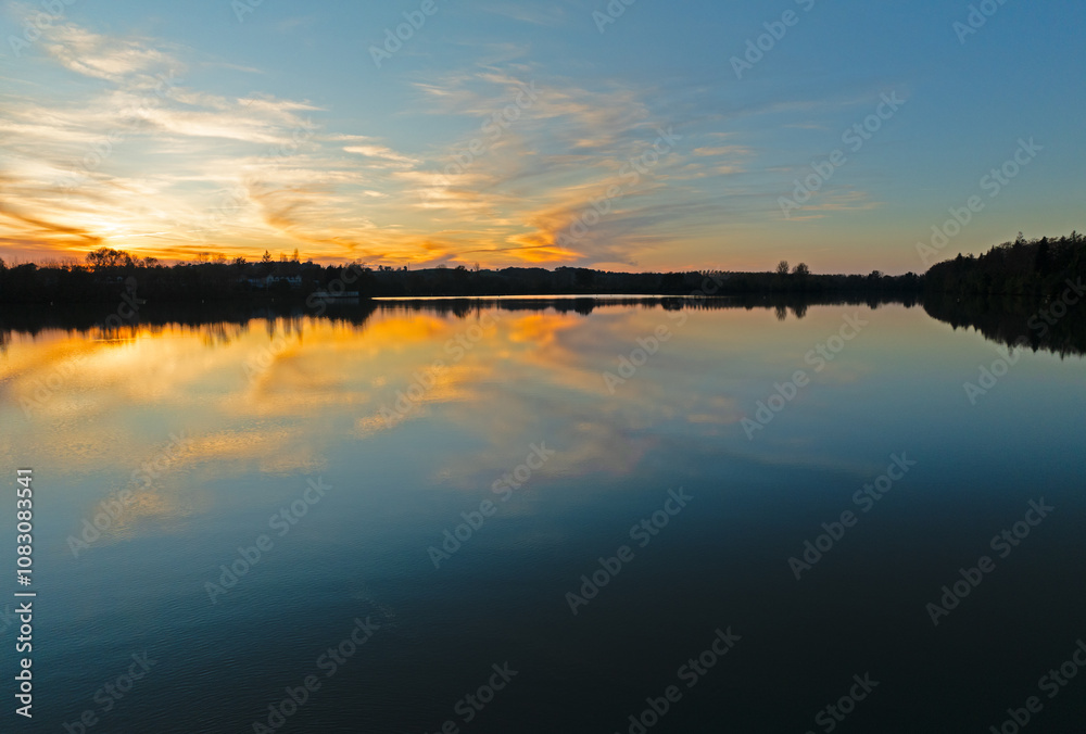 Fototapeta premium Ciel et couleurs sur l'eau