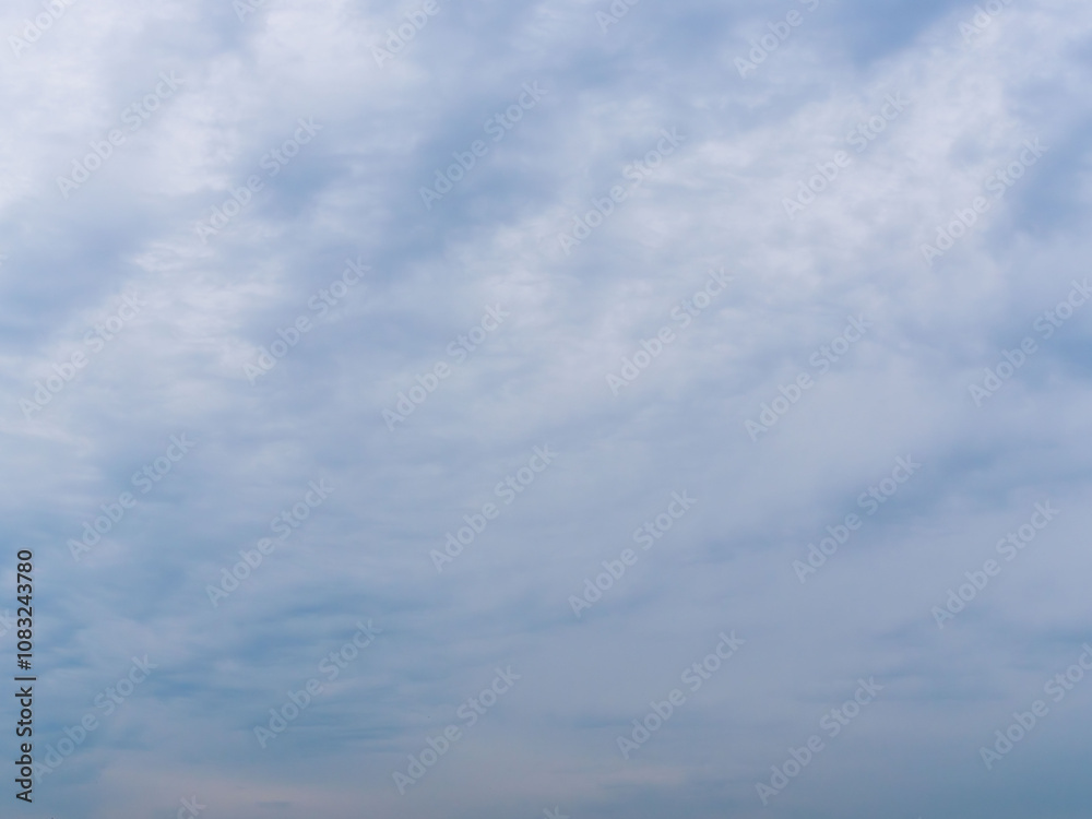 Obraz premium 深まる秋の曇り空01