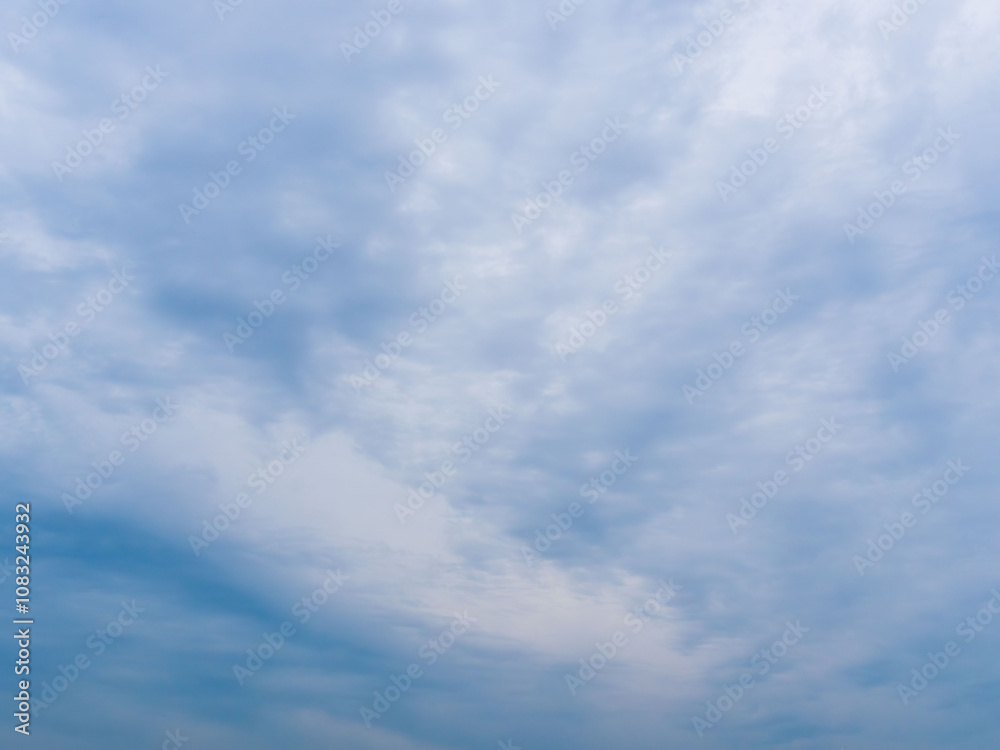 Obraz premium 深まる秋の曇り空20