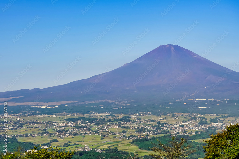 青空にそびえる富士山と豊かな自然