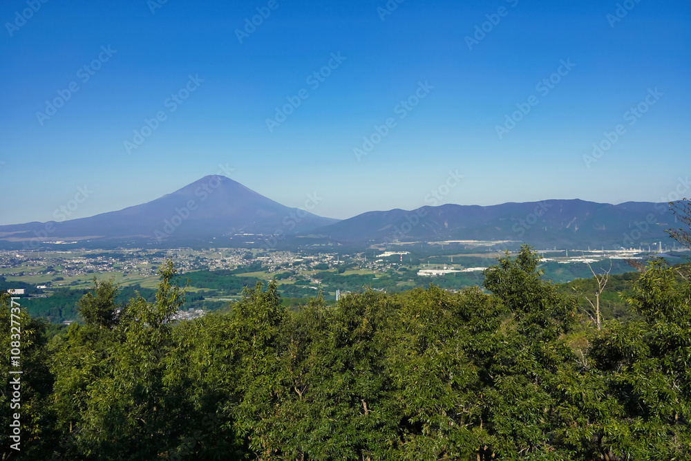 青空にそびえる富士山と豊かな自然