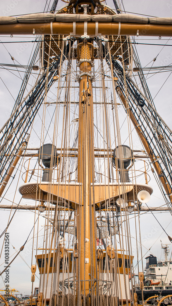 Obraz premium Full View of a Tall Ship's Mast with Rigging and Crossbars