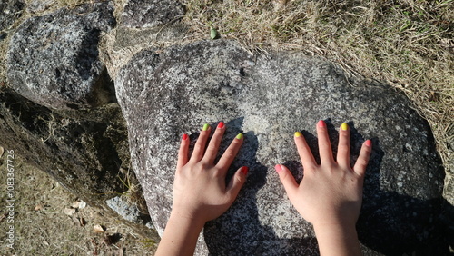 カラフルネイルの子供の手