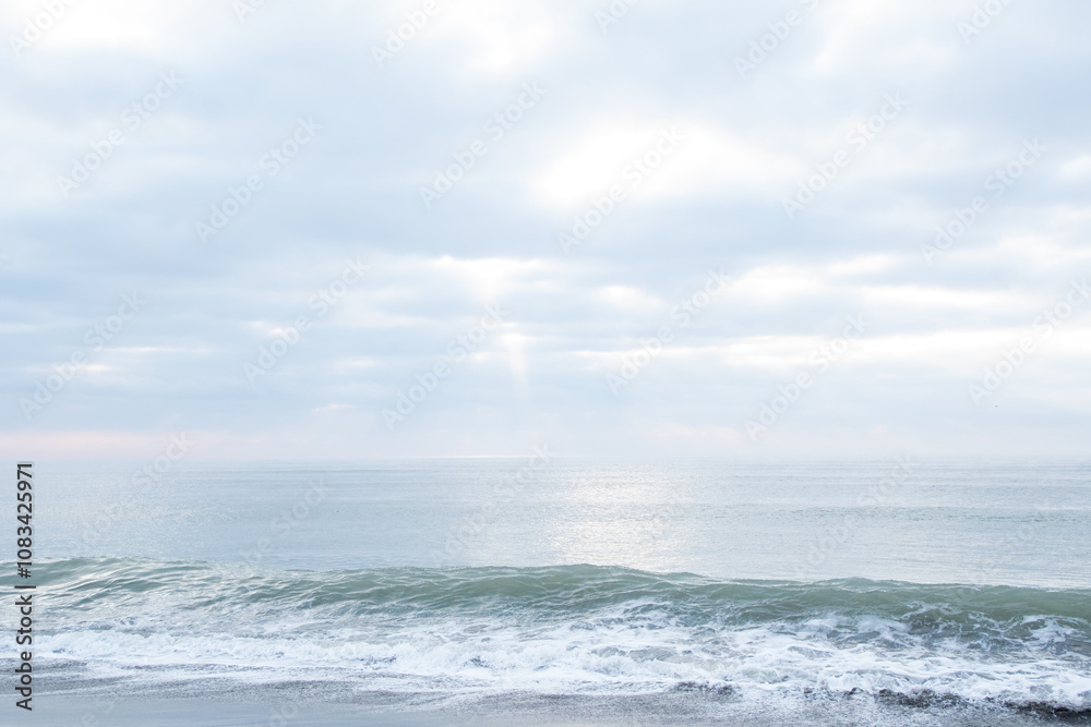 Fototapeta premium 北海道の早朝の海と天使の梯子