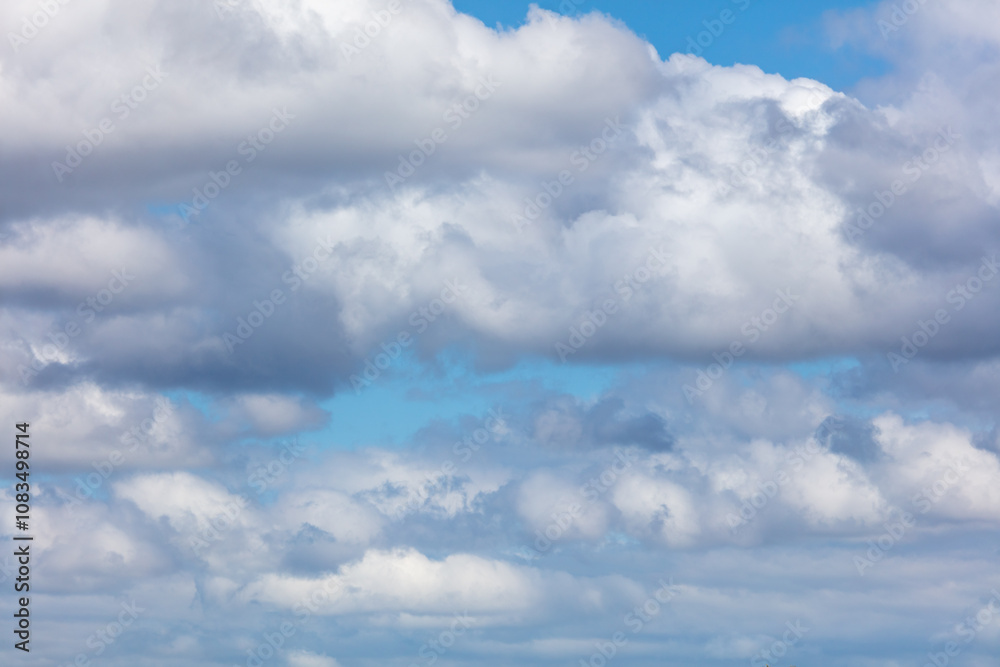 Obraz premium White clouds against a blue sky