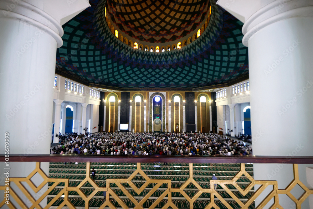 Obraz premium Al Akbar Surabaya National Mosque. Muslim men praying together at Friday prayer. Surabaya. Indonesia.
