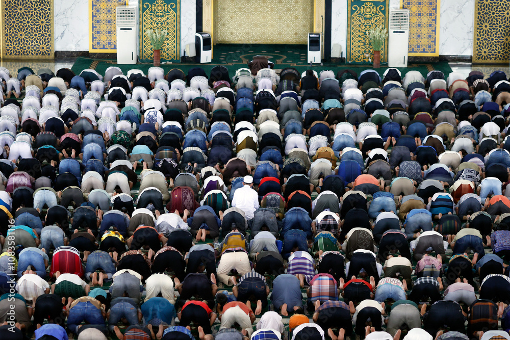 Obraz premium Al Akbar Surabaya National Mosque. Muslim men praying together at Friday prayer. Surabaya. Indonesia.