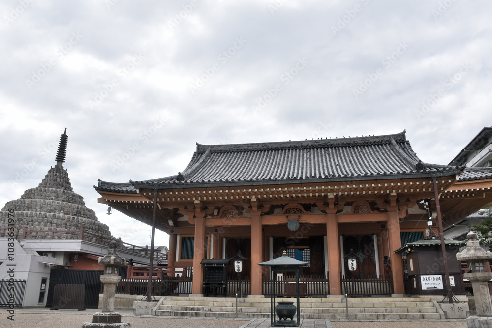Fototapeta premium あせた朱色の柱が美しい壬生寺