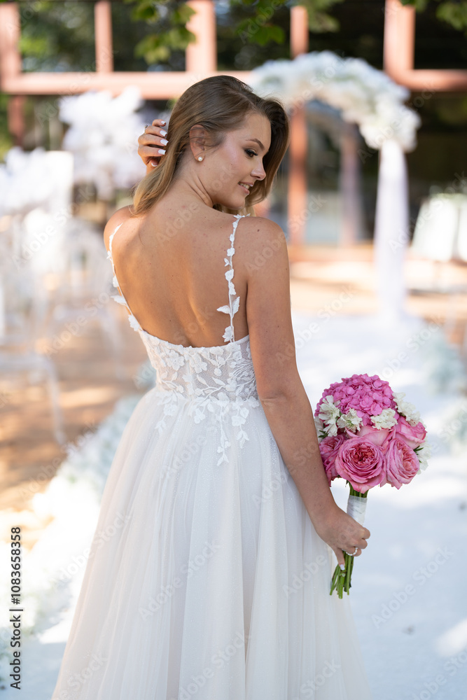 Naklejka premium Beautiful bride on white wedding dress with bridal bouquet