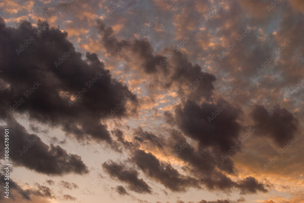 Obraz premium bright Colors of the sunset with Warm and Cool Tones of the Evening Sky