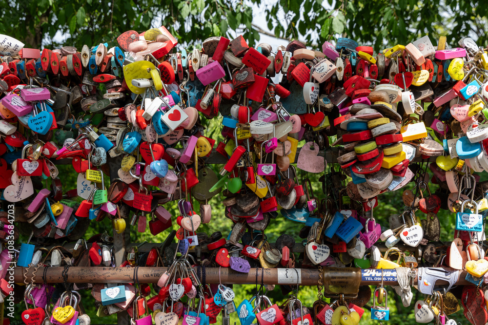 Obraz premium A symbol of love with padlocks of various colors