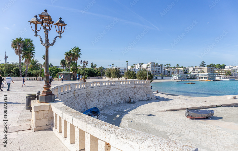 Fototapeta premium Otranto ist eine historische Hafenstadt in der Region Apulien im Süden Italiens, bekannt für ihre strategische Lage als östlichster Punkt Italiens und ihre reiche kulturelle Geschichte. 