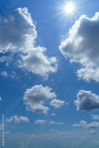 青空に太陽と綿雲　