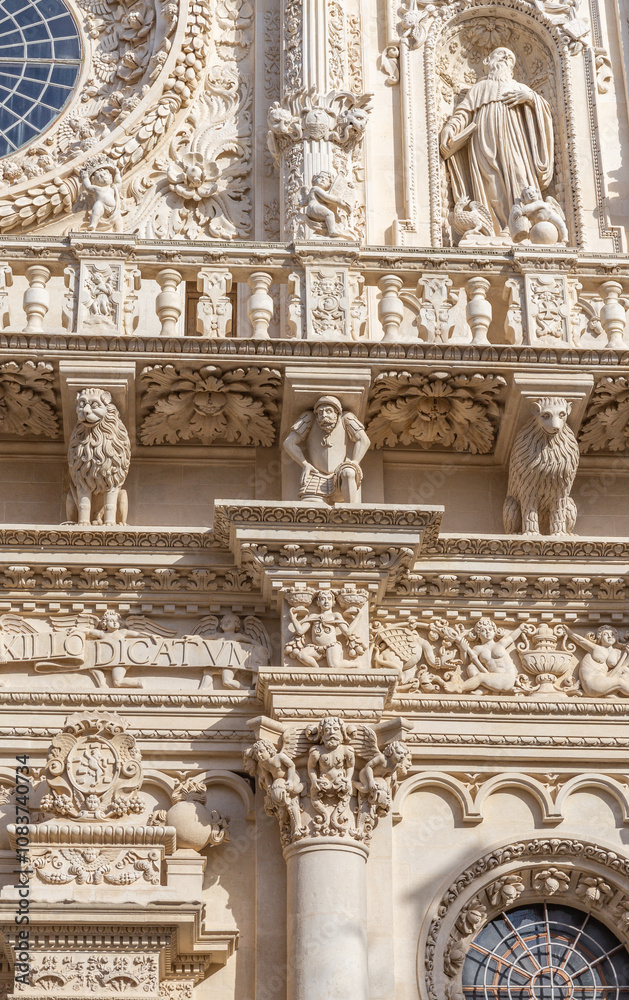 Fototapeta premium Lecceser Barock in Vollendung – die Basilica Santa Croce. Lecce, eine malerische Stadt in Apulien im Süden Italiens, beherbergt nicht nur atemberaubende historische Gebäude und charmante Straßencafés.