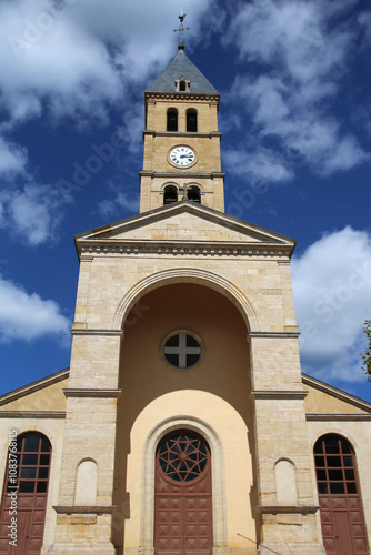 Façade de l'église Saint-André à Chauffailles photo