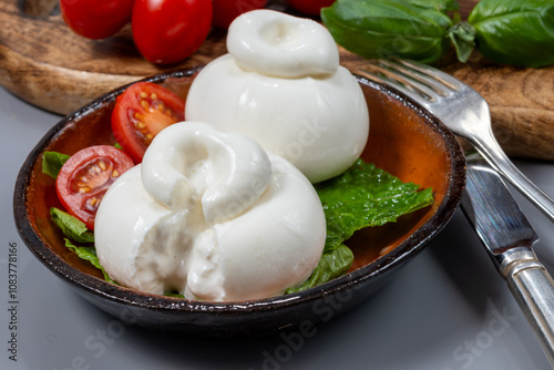 Foto Cheese collection, eating of fresh soft white burrata cheese ball made from mozz