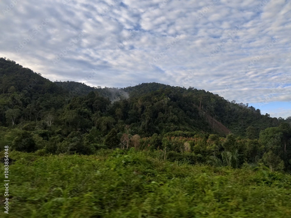 Naklejka premium landscape mountain views and blue skies covered with clouds