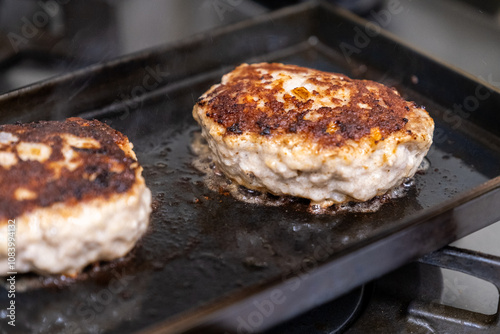 鉄板で調理するハンバーグ