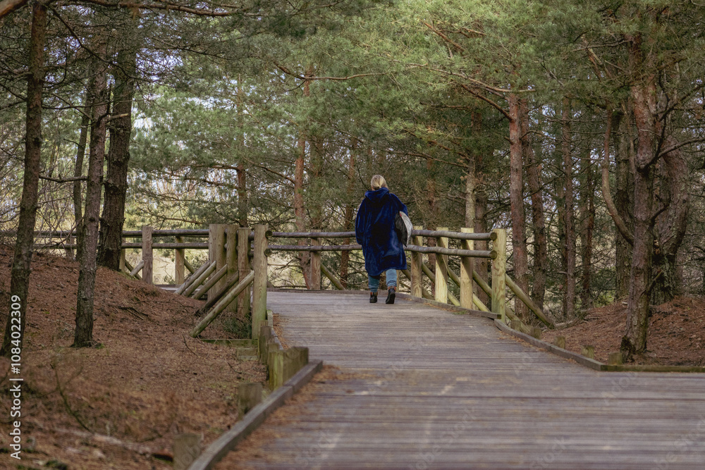 Obraz premium Woman with backpack walking in a public park