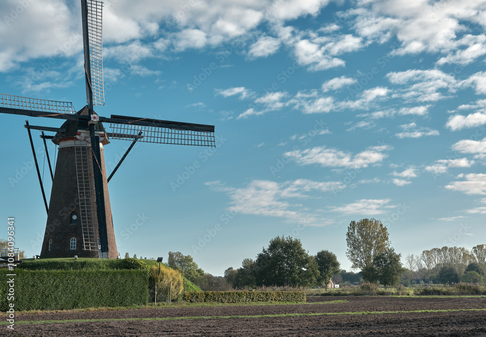 Obraz premium historic windmill de Roosdonck in rural Nuenen